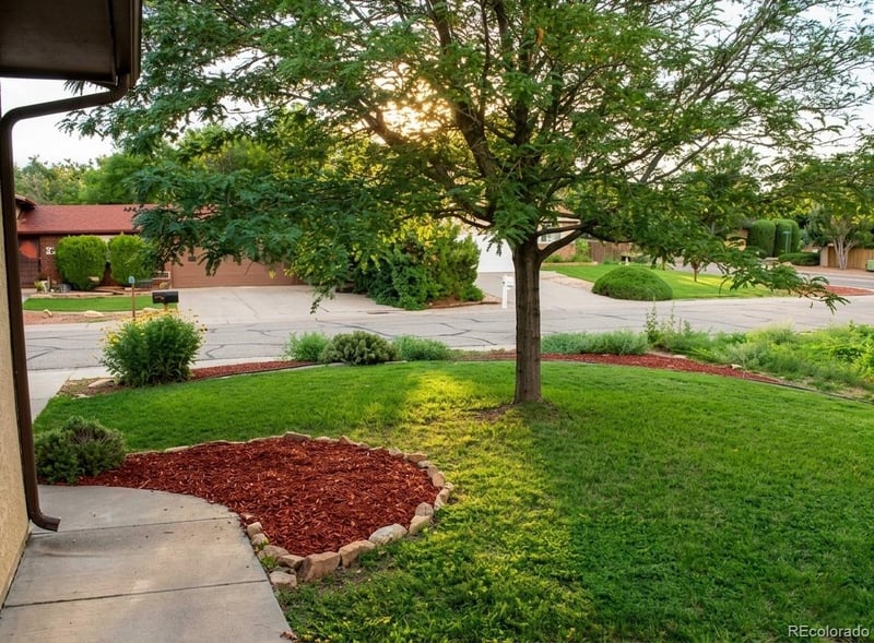 2 Bitterweed Ct, Pueblo, CO 81001