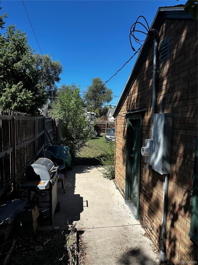1255 Dallas St, Aurora, CO 80010