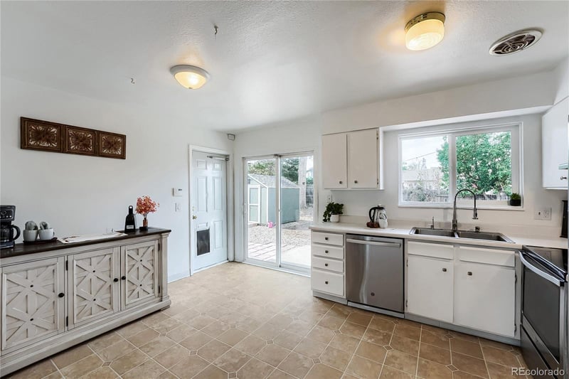 2591 S Naples Way, Aurora, CO 80013
