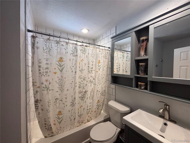 680 Bronco Rd, Denver, CO 80221