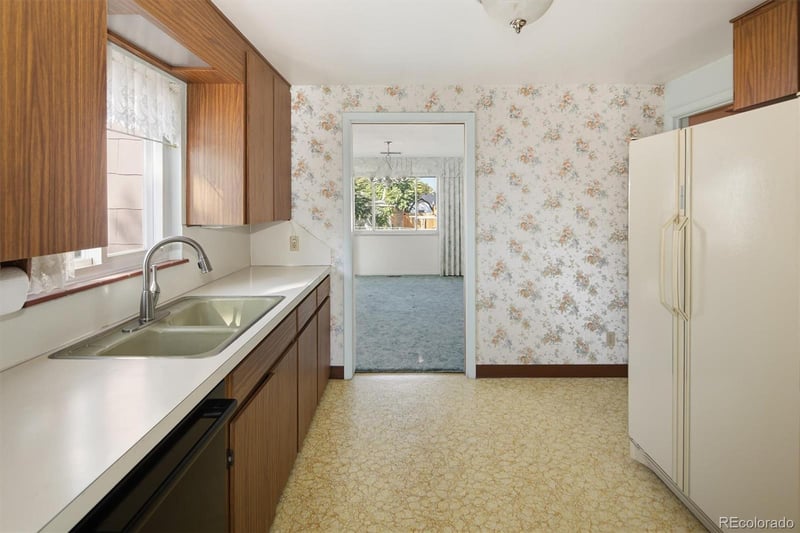 1041 Florence St, Aurora, CO 80010
