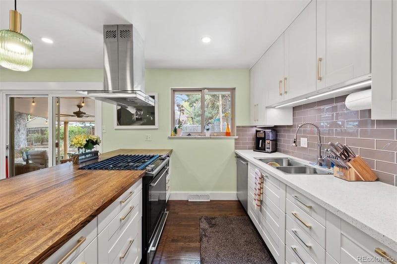 8280 W Louisiana Ave, Lakewood, CO 80232