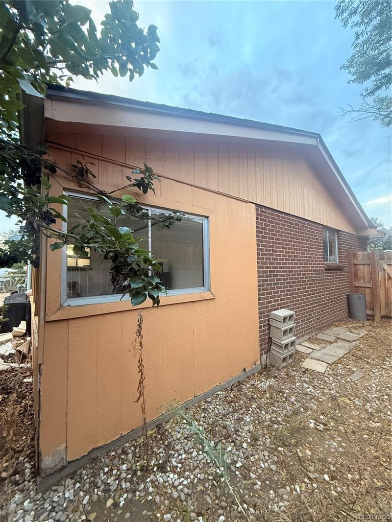 2576 S Flower St, Lakewood, CO 80227