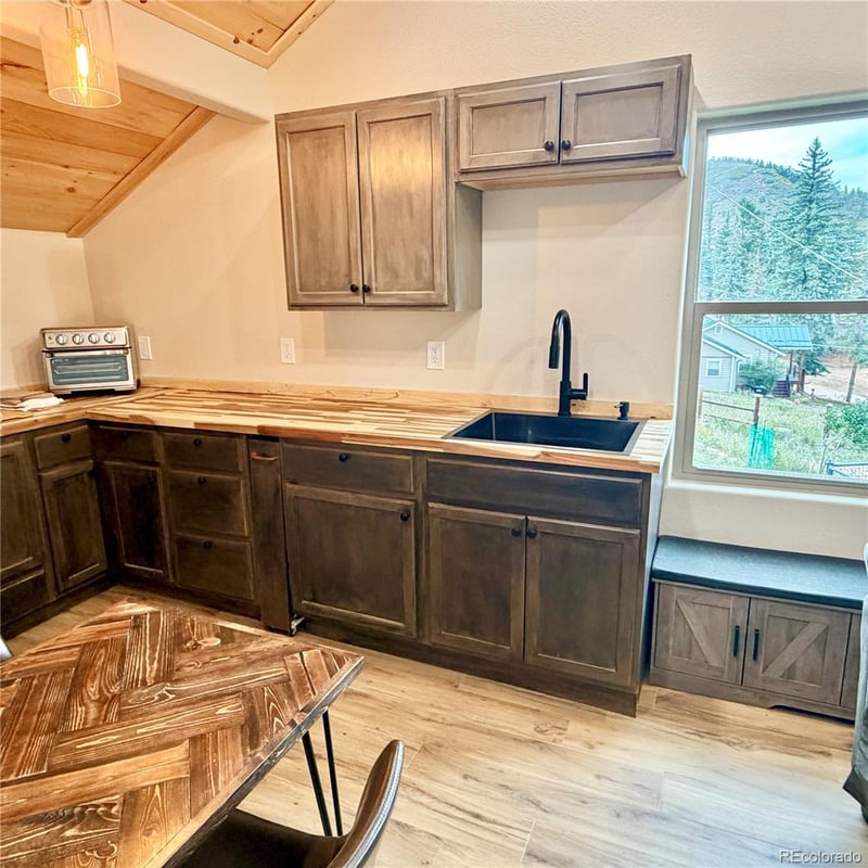 10580 Illinois Ave, Green Mountain Falls, CO 80819