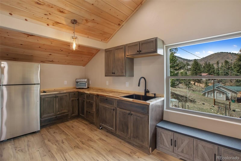 10580 Illinois Ave, Green Mountain Falls, CO 80819