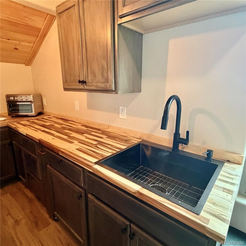 10580 Illinois Ave, Green Mountain Falls, CO 80819
