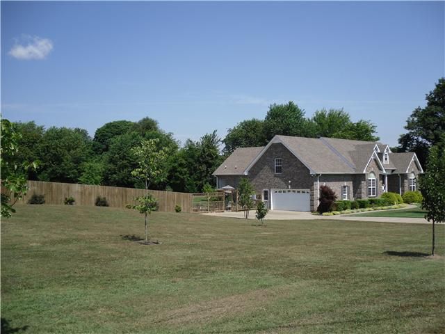 1003 Deann Ct, Cottontown, TN 37048