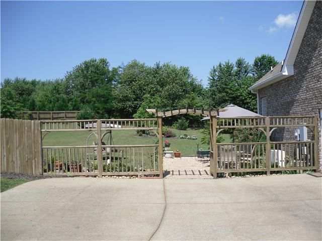 1003 Deann Ct, Cottontown, TN 37048