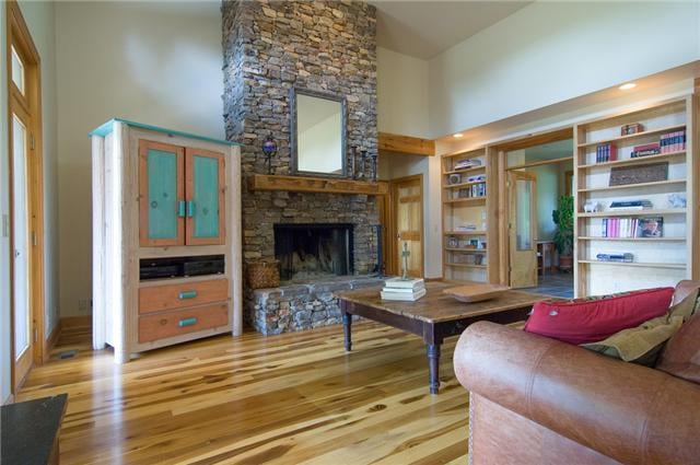 185 Coyote Ln, Bon Aqua, TN 37025