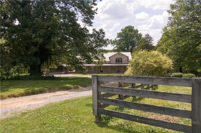 185 Coyote Ln, Bon Aqua, TN 37025