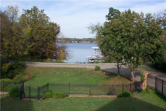 33 Lakeshore Ct, Old Hickory, TN 37138