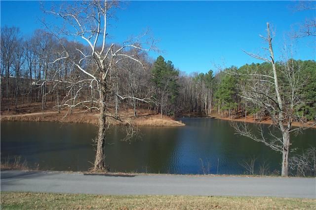 918 Lake Rd, Westmoreland, TN 37186