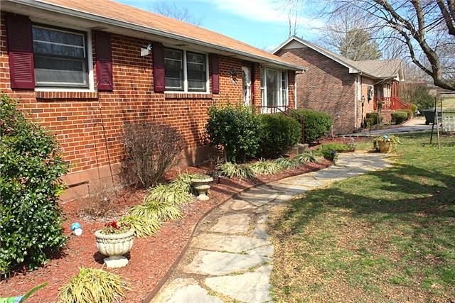 404 S Pawnee Dr, Springfield, TN 37172