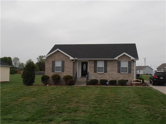 512 E Longview Dr, Portland, TN 37148