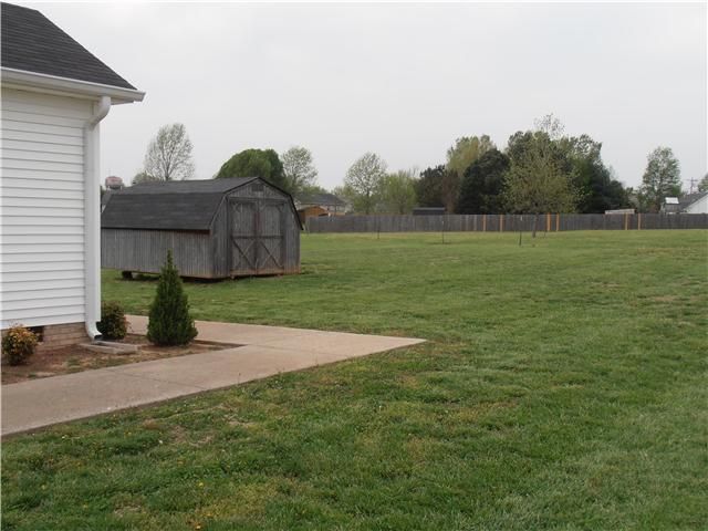 512 E Longview Dr, Portland, TN 37148