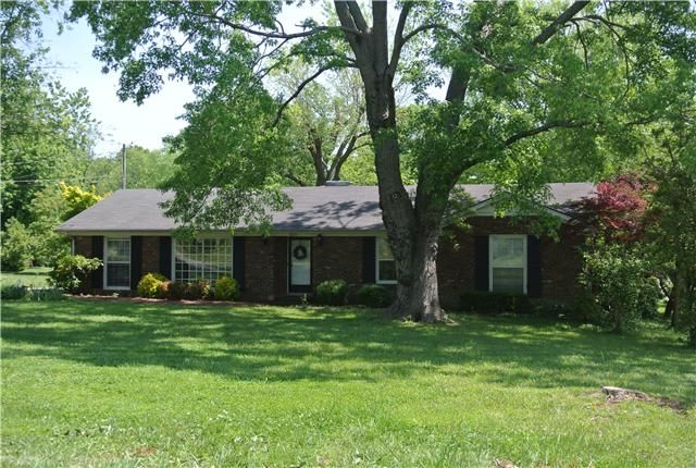 825 Peninsula Dr, Gallatin, TN 37066
