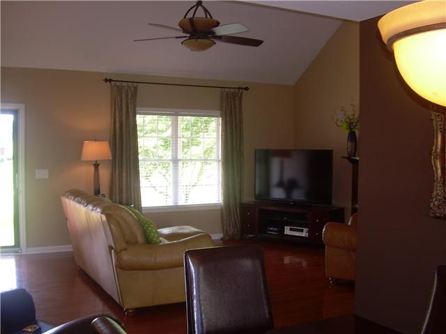 427 Clearview Rd, Cottontown, TN 37048