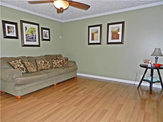 221 E Morris Dr, Gallatin, TN 37066
