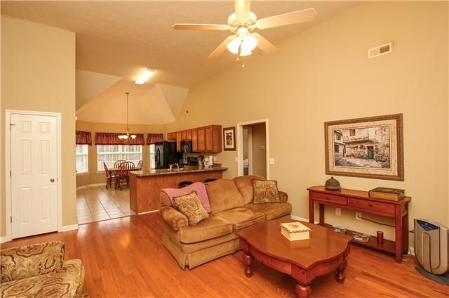 2714 Cliffside Dr, Christiana, TN 37037