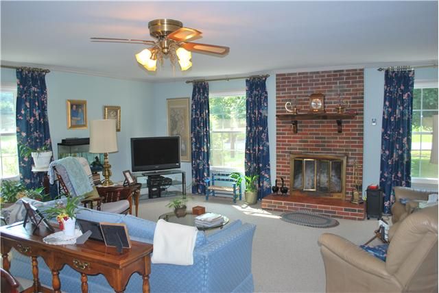 114 Walnut Ln, Columbia, TN 38401