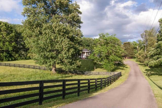 562 Natchez Bend Rd, Nashville, TN 37221