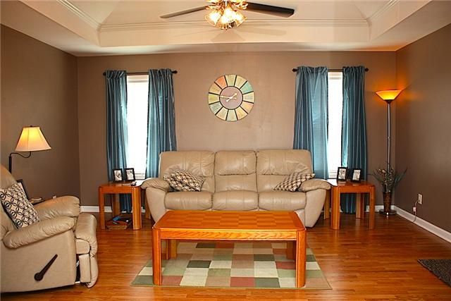 225 Green Hills Dr, Springfield, TN 37172