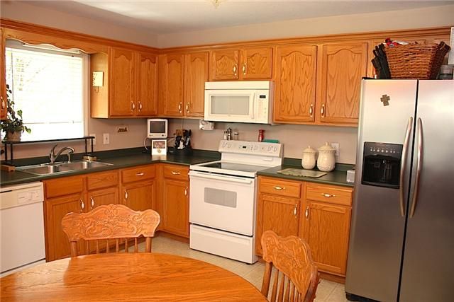 225 Green Hills Dr, Springfield, TN 37172