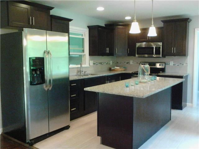1050 Peninsula Dr, Gallatin, TN 37066