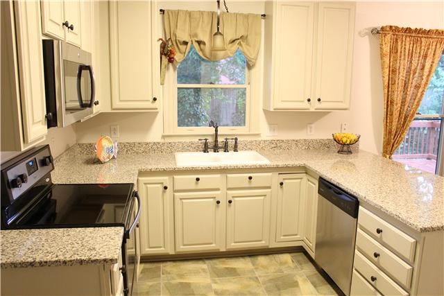 2711 Stonehedge Dr, Murfreesboro, TN 37128