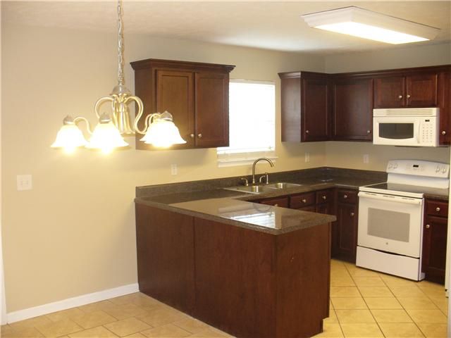 1402 Stroud Dr, Lebanon, TN 37087
