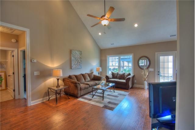 596 Laurel Ln, Murfreesboro, TN 37127