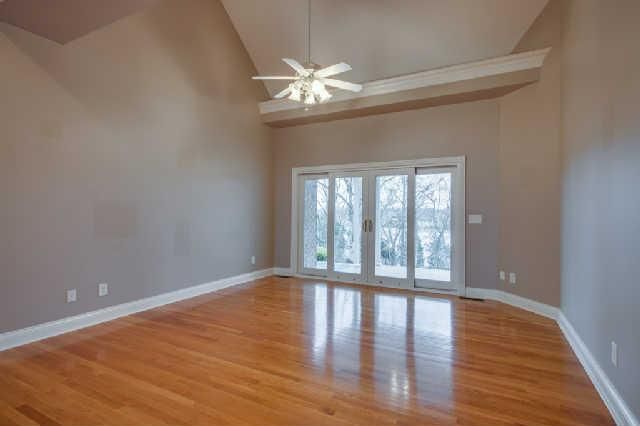562 Bay Point Dr, Gallatin, TN 37066