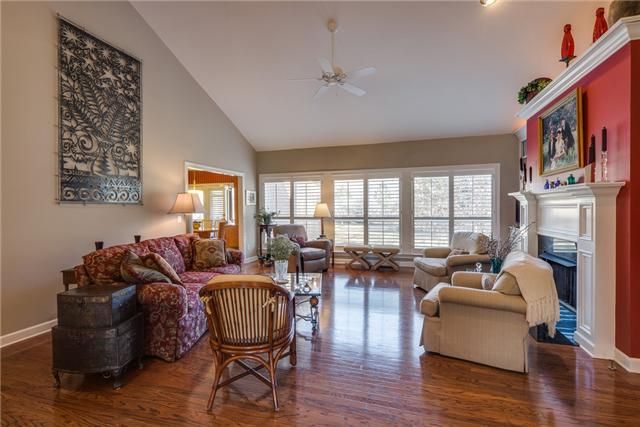 7929 Meadow View Dr, Nashville, TN 37221