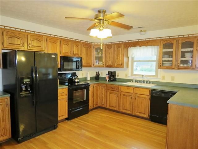 673 Lakeside Dr, Springfield, TN 37172
