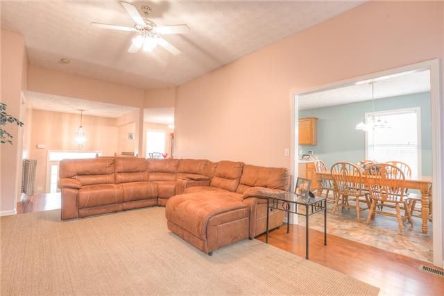 909 Waynewood Ln, Hermitage, TN 37076