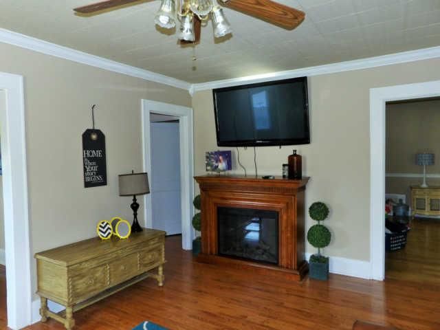 415 W 5th St, Dickson, TN 37055