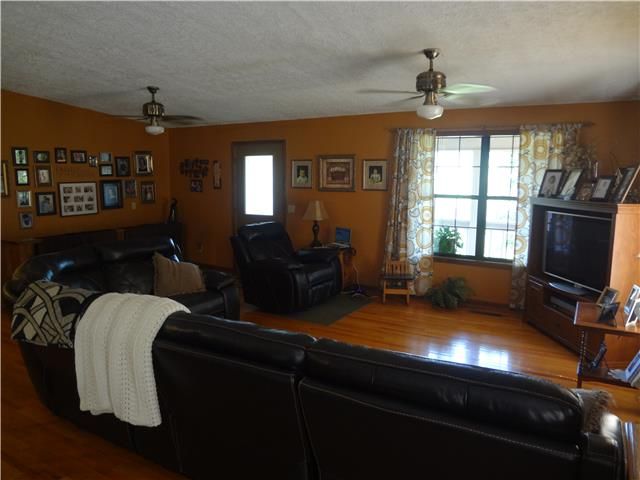 130 Temperance Valley Rd, Hickman, TN 38567