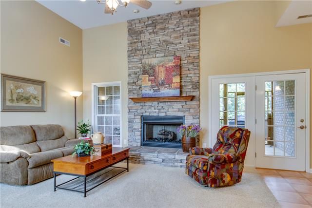 1030 Kellyn Ln, Hendersonville, TN 37075