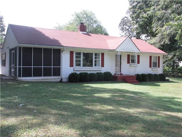 106 Royal Oak Dr, Dickson, TN 37055
