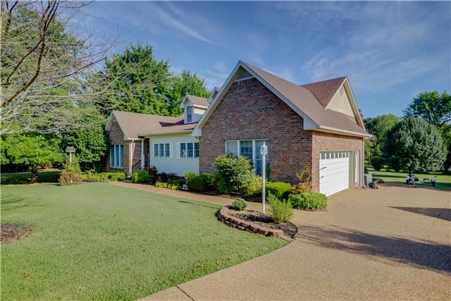 2003 Pointe Barton Dr, Lebanon, TN 37087