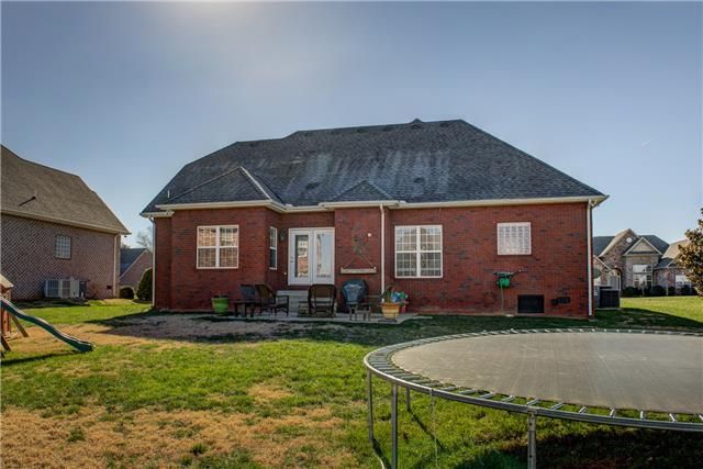 1909 Walking Dr, Murfreesboro, TN 37130