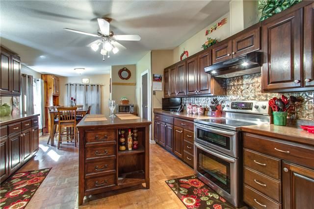 902 W 1st St, Dickson, TN 37055