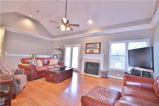 8213 Spring Ridge Dr, Nashville, TN 37221