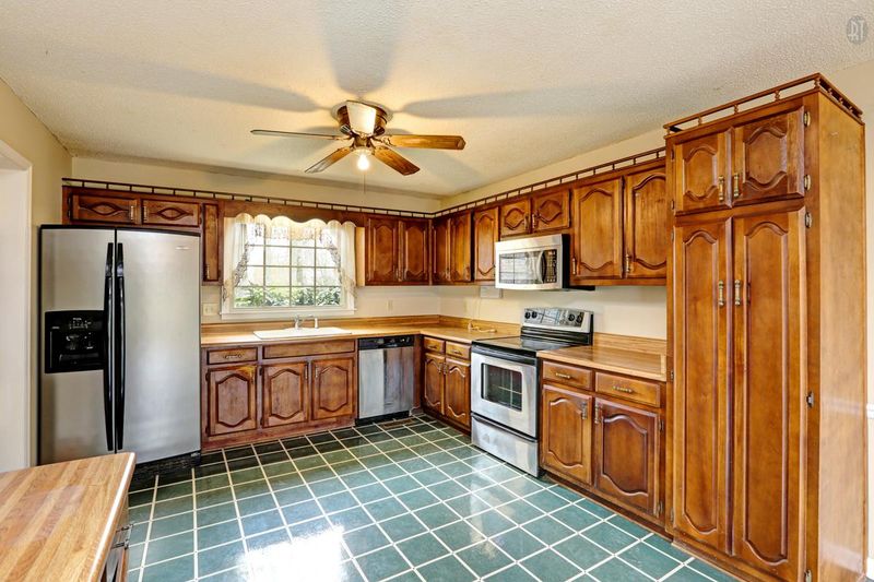 14715 Creek Ln, Athens, AL 35613