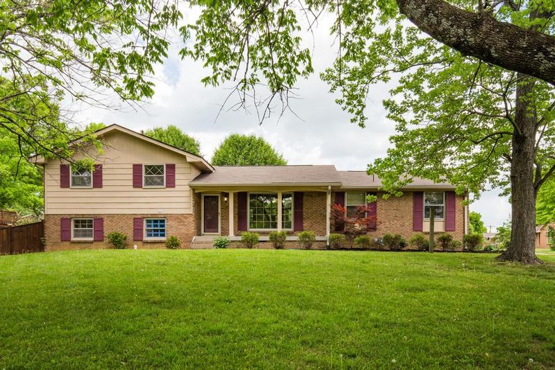 201 Crestmont Dr, Hendersonville, TN 37075