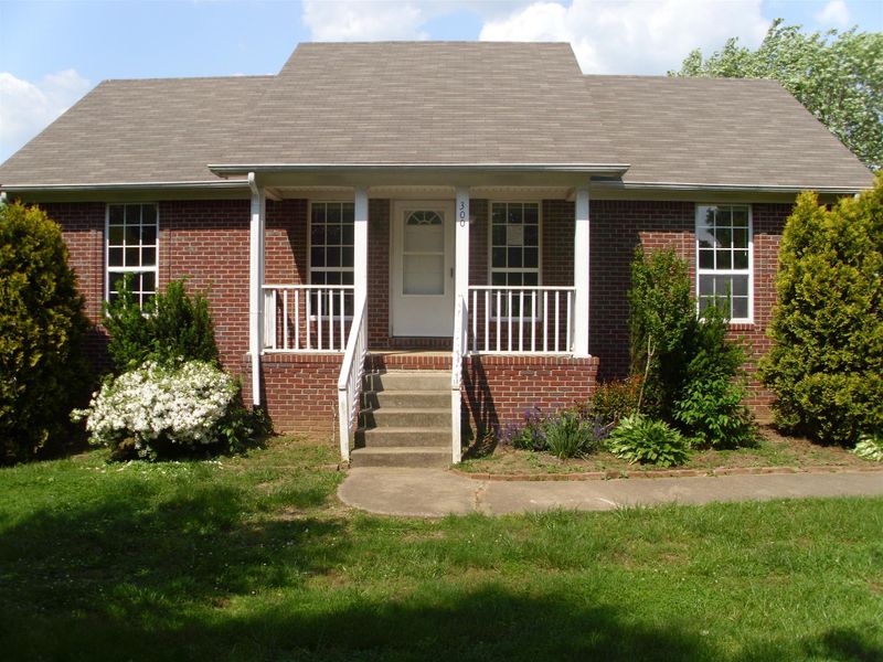 300 Hunter St, Portland, TN 37148