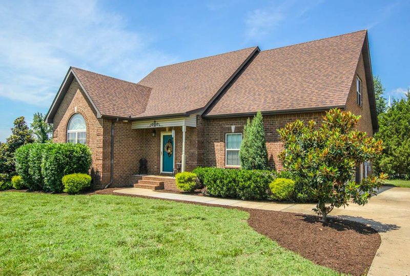 105 Oak Knoll Ct, Murfreesboro, TN 37127