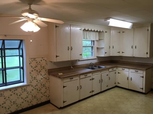1100 Hershell St, Burns, TN 37029