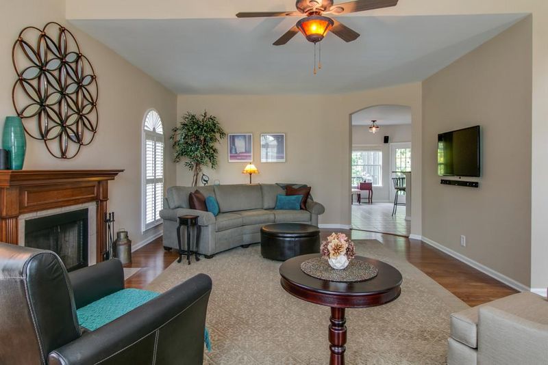 4840 Peninsula Pointe Dr, Hermitage, TN 37076
