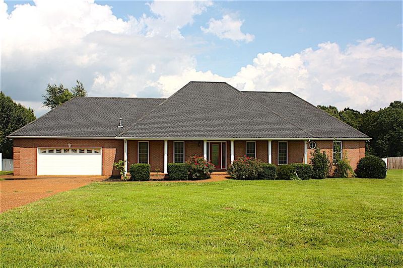 2048 Hickory Dr, Springfield, TN 37172